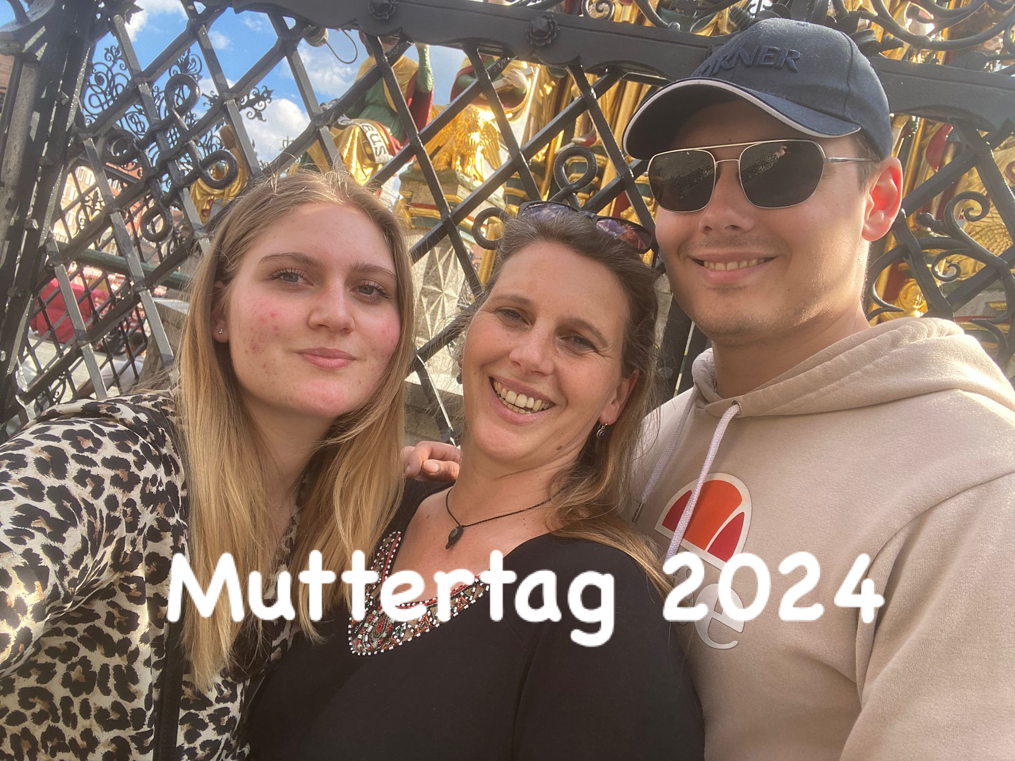 Mutter (Ich) zwischen meiner Tochter und meinem Sohn am schönen Brunnen in Nürnberg
