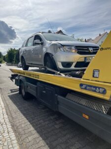 Dacia auf Abschleppwagen 6-25